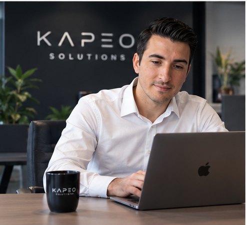 Artem Petraschow, Gründer von KAPEO Solutions, im KAPEO-Büro